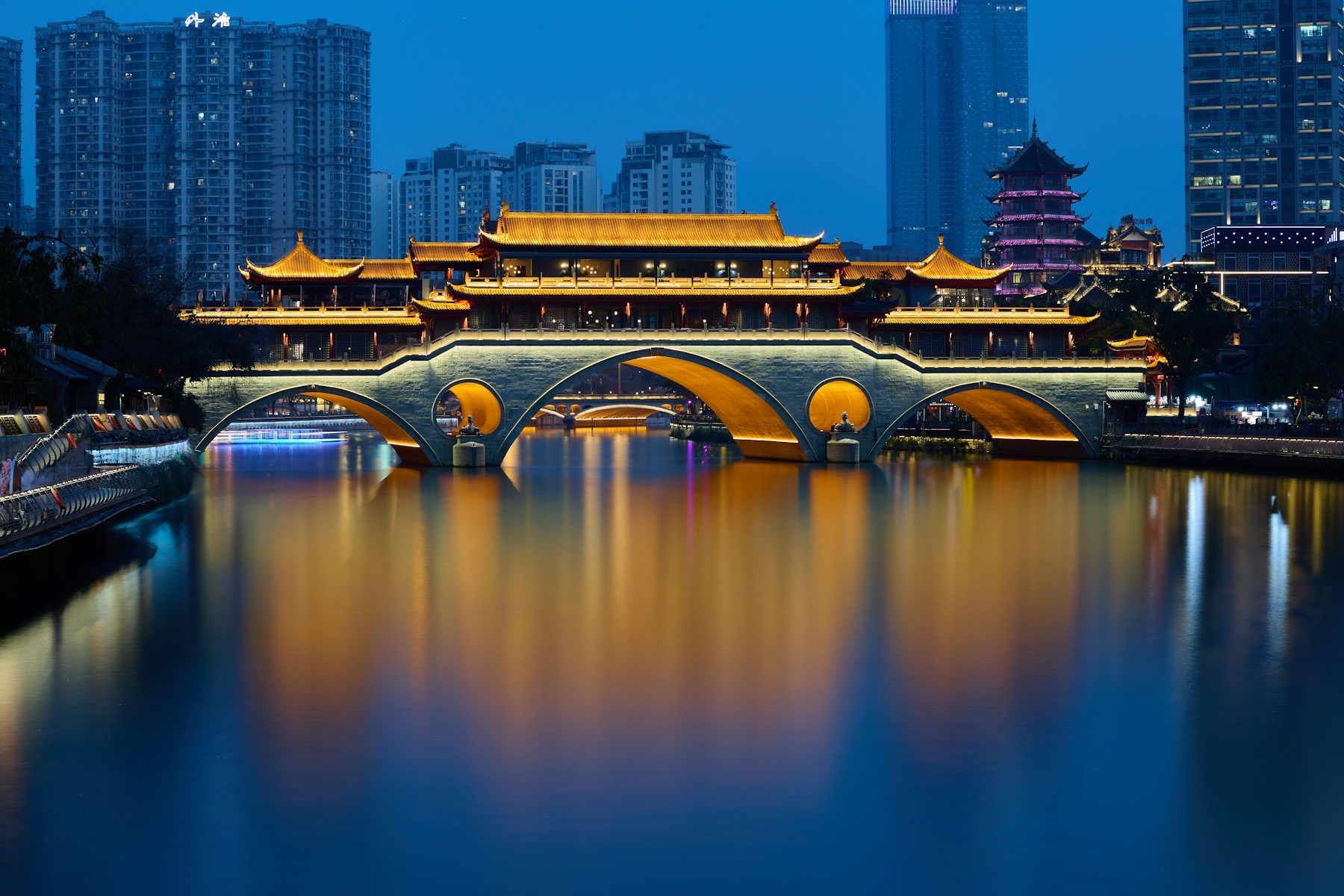 Beleuchtete Anshun-Brücke in Chengdu am Abend